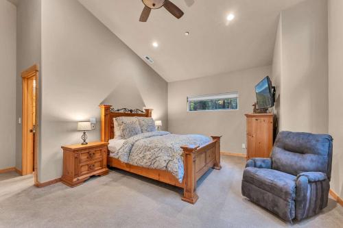 Postel nebo postele na pokoji v ubytování Kings Beach Retreat, Hot Tub, Walk to Beach