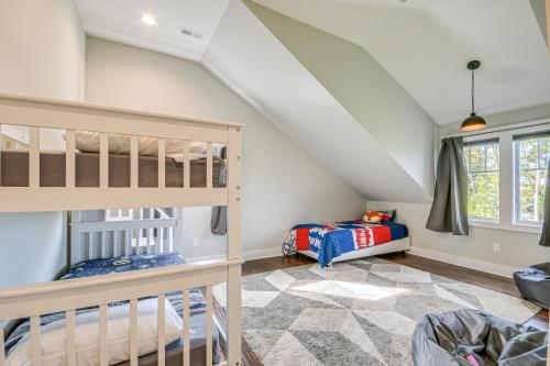 Galeriebild der Unterkunft Steps From Oneida Lake Spacious Gem with Game Room! in Cicero