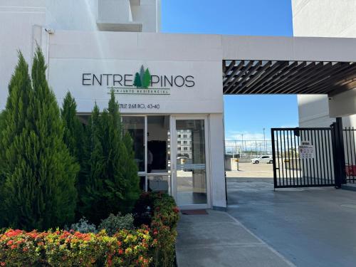 Acogedor Apartamento al oriente de Neiva في نيفا: مدخل إلى مبنى dg للمكاتب مع وجود علامة