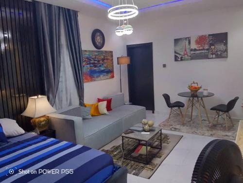 Postel nebo postele na pokoji v ubytování WHITEFIELD LUXURY APARTMENT