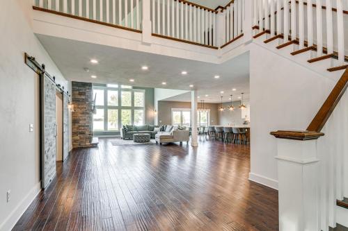 Galeriebild der Unterkunft Steps From Oneida Lake Spacious Gem with Game Room! in Cicero
