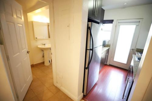 マイアミビーチにあるSouth Beach Studio Free Parking Walk to Ocean Driveの冷蔵庫とシンク付きの小さなキッチン