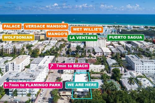 een aantal straatnaamborden in een stad bij South Beach Family & Pet Friendly with Free Parking in Miami Beach