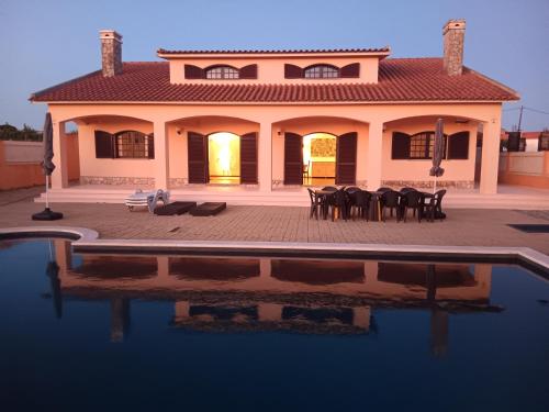 Bazén v ubytování Casa com Arte - country house with swimming pool nebo v jeho okolí