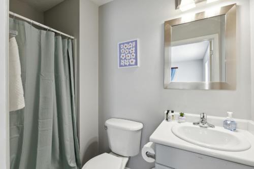 Ένα μπάνιο στο Cb 3504-103 Fayetteville Oasis I Modern, Comfy