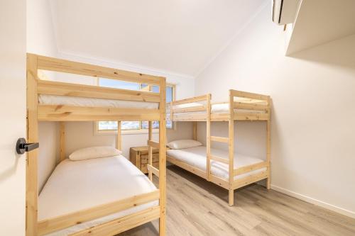 Katil atau katil-katil dalam bilik di The Birubi Beach House 11 Campbell Ave Close to the beach pet friendly holiday home