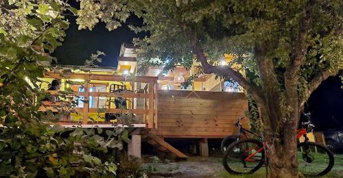 una bicicletta parcheggiata di fronte a una casa di legno di HOSTEL EL LIMON a El Bolsón