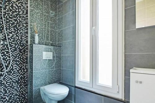 une salle de bain avec toilettes et douche dans l'établissement Maison familiale avec parking proche Paris et Parc des expositions de Villepinte, à Montreuil