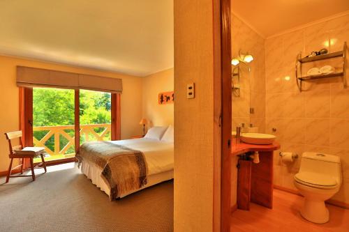 Un pat sau paturi într-o cameră la Hotel y Cabañas Patagonia Green
