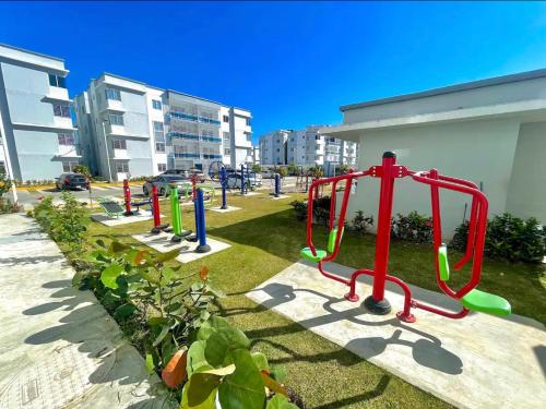 Zona de juegos infantil en Sol tropical
