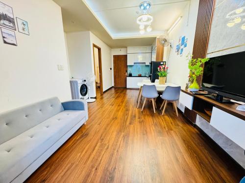 a living room with a couch and a table with chairs at LeeThuyhomePR86 in Kinh Dinh