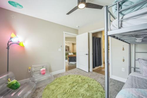 Ένα ή περισσότερα κρεβάτια σε δωμάτιο στο 6 Condos in Traverse City