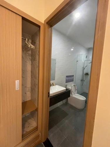 a bathroom with a tub and a sink and a toilet at Happy Home Dak Lak in Buôn Mhang