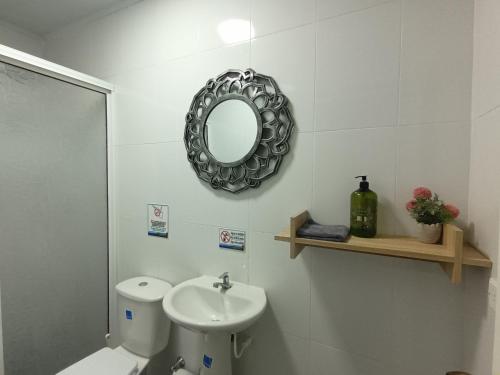 a bathroom with a toilet and a mirror on the wall at Hospedaje Belleza Isleña habitaciones Individuales in San Andrés