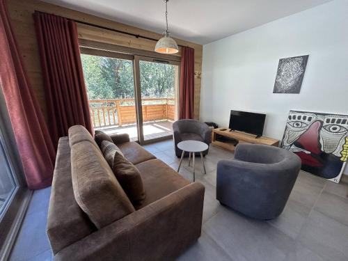 Photo de la galerie de l'établissement Appartement moderne 4* avec 2 chambres, balcon, parking, wifi et animaux acceptés - FR-1-638-25, à Champagny-en-Vanoise