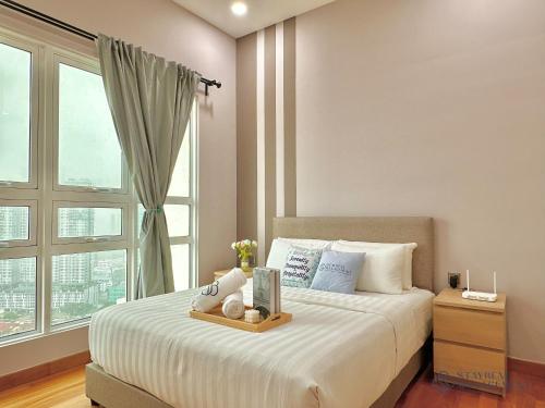 Postel nebo postele na pokoji v ubytování TriTower Residence Johor Bahru by Stayrene