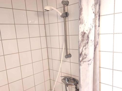 4 star holiday home in BORÅS في بوراس: شطاف بالحمام