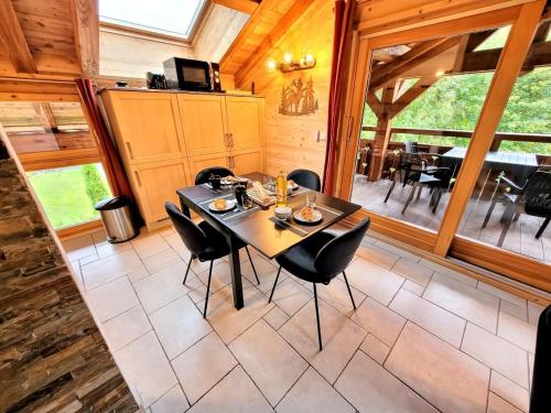 une salle à manger avec une table et des chaises dans l'établissement Appartement confortable avec terrasse et parking, proche centre, 4 personnes - FR-1-598-178, aux Gets