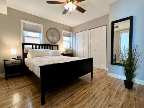a bedroom with a bed and a ceiling fan at Bridgeport Place - free parking, McCormick Place-Sox Park in Chicago