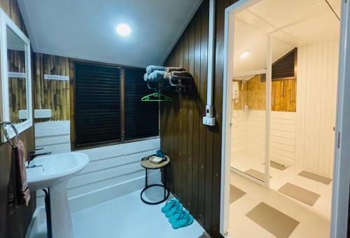 a bathroom with a shower and a sink at บ้านริมเลปากประ Banrimlay Pakpra in Phatthalung