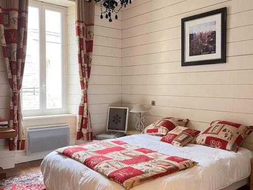 une chambre avec un lit et une télévision dans l'établissement Grand appartement montagne, centre-ville, 6 pers - FR-1-234-327, à Cauterets