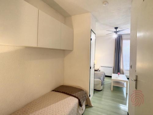 En eller flere senge i et værelse på Studio cosy à Lamalou, animaux acceptés, balcon et Wifi - FR-1-451-214