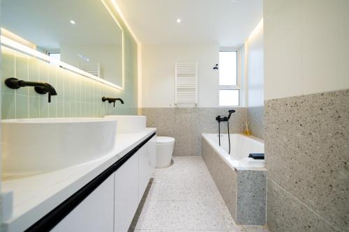 Koupelna v ubytování Moli B&B-Nanjing West Road 3-Bedrooms with Elevator 3 king-size beds 2 bathrooms 1bathtub Apart ment Near the subway