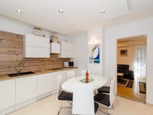 Apartment Iva - Two-Bedroom Apartment with Balcony and City View