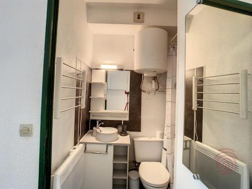 Et badeværelse på Studio cosy à Lamalou, animaux acceptés, balcon et Wifi - FR-1-451-214