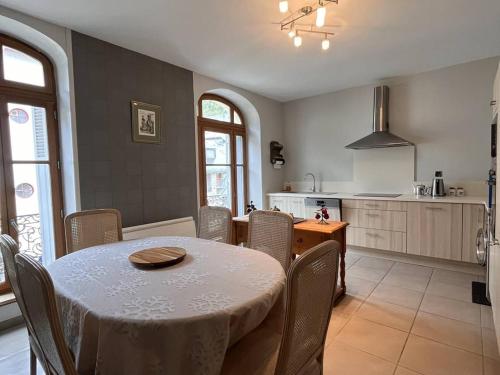 une cuisine et une salle à manger avec une table et des chaises dans l'établissement Grand appartement montagne, centre-ville, 6 pers - FR-1-234-327, à Cauterets