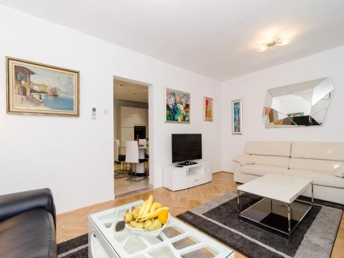 Apartment Iva - Two-Bedroom Apartment with Balcony and City View