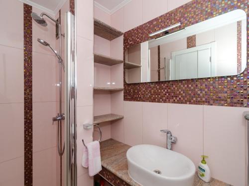 Apartment Iva - Two-Bedroom Apartment with Balcony and City View
