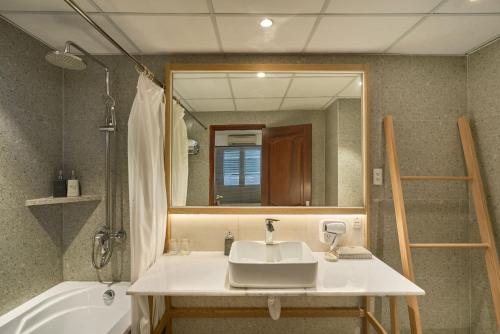 Phòng tắm tại Sky Gem Hotel - Ben Thanh