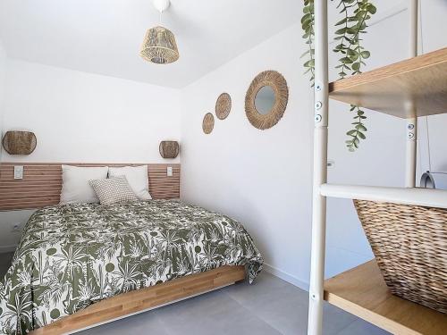 une petite chambre avec un lit et un escalier dans l'établissement Le Romarin Bas de villa T2 avec jardin et parking au pied de la Forêt, à La Penne-sur-Huveaune