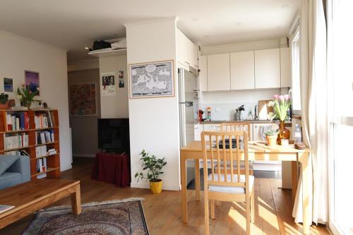 Photo de la galerie de l'établissement Appartement vue jardin proche canal Saint-Martin, à Paris