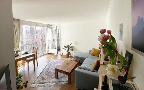 Photo de la galerie de l'établissement Appartement vue jardin proche canal Saint-Martin, à Paris