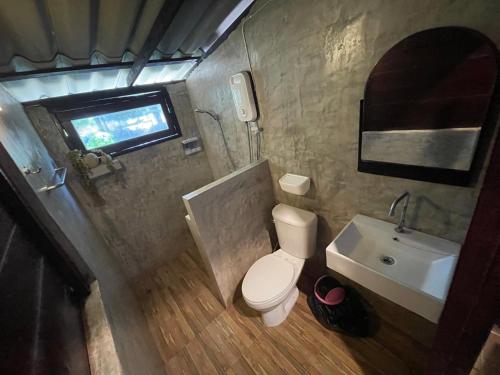 Ванная комната в The Legend Homestay.