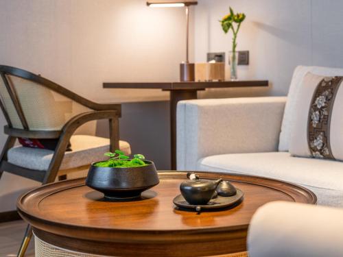 a living room with a coffee table and a couch at Beijing Renjoy Hotel in Beijing
