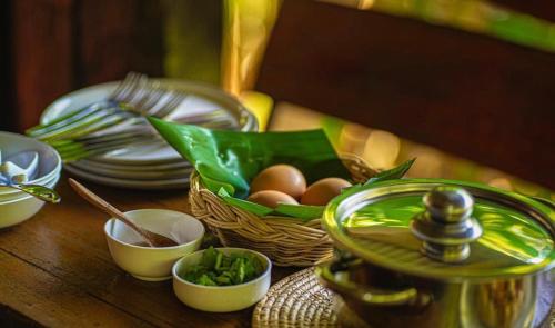 Makanan di atau berdekatan rumah tamu ini