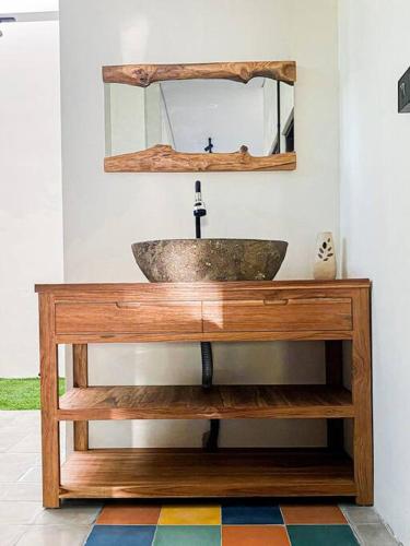 un bagno con lavandino e specchio di SakaLoka Wirokerten Homestay a Gondowulung