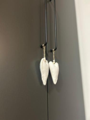 a pair of heart earrings hanging on a wall at Appartamento da Bunny & Brownie in Noventa di Piave