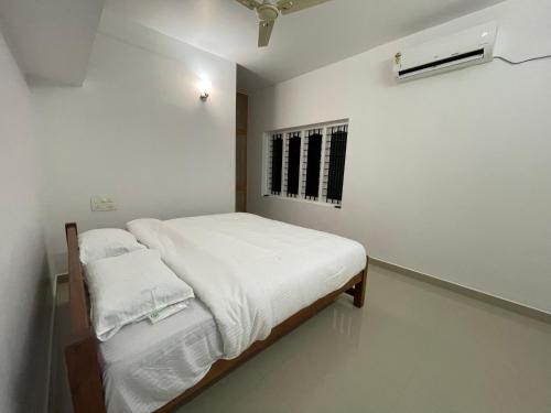 Postel nebo postele na pokoji v ubytování Dream Home Kochi