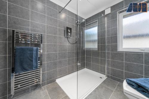 Ένα μπάνιο στο Large Family Home with Hot Tub or Jacuzzi, Log Burner