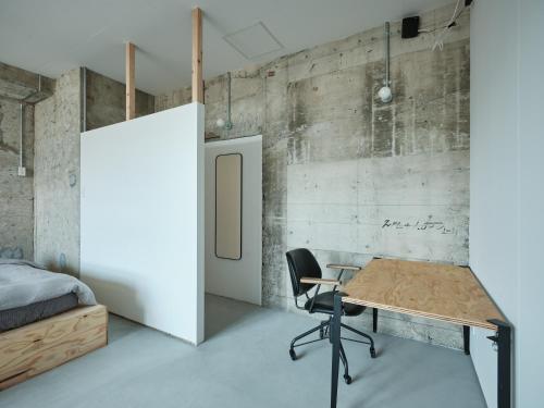 a room with a desk and a bed and a chair at 三笠館Mikasakan 別館 in Kinokawa
