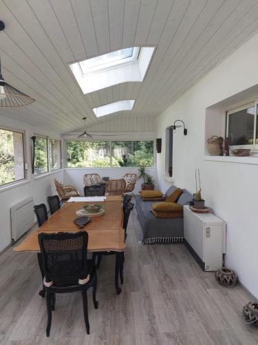 un salon avec une table et un canapé dans l'établissement Saint André- Lovely house, à Saint-André-dʼAllas