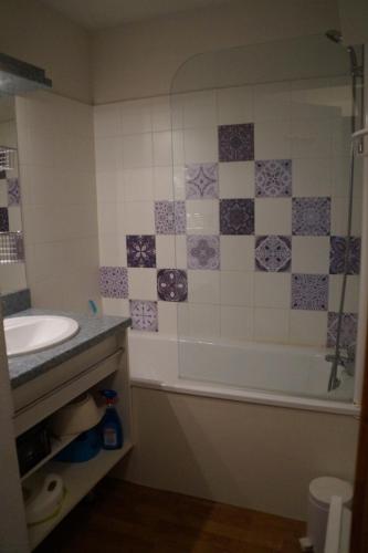 une salle de bain avec un lavabo, une douche et une baignoire dans l'établissement Appartement 4/6 personnes, au pied des pistes, à Puy-Saint-Vincent