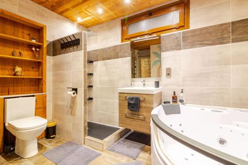 une salle de bain avec une baignoire, des toilettes et un lavabo dans l'établissement Appartement cosy en montagne, escapade romantique, à Saint-Pierre-dels-Forcats