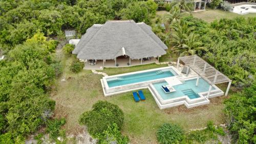 Bazén v ubytování Qambani Luxury Resort nebo v jeho okolí