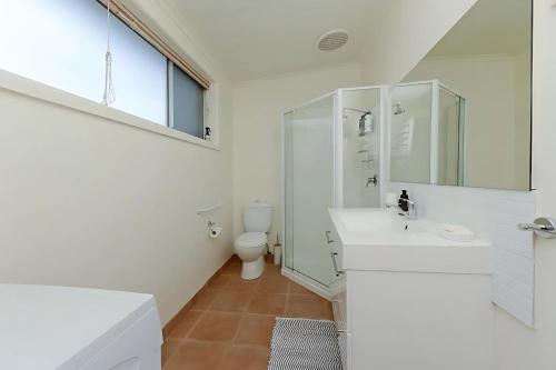 ein weißes Badezimmer mit Waschbecken und Toilette in der Unterkunft Mr Watson's Cottage near the Battery Point Jetty in Hobart