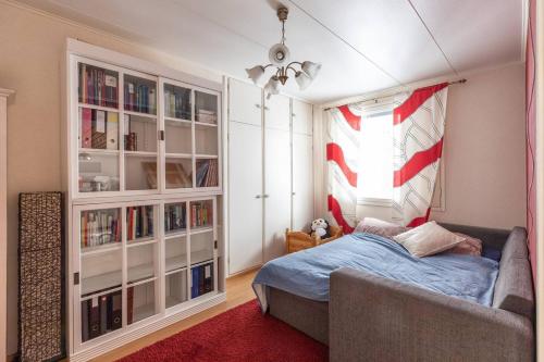 ロヴァニエミにあるVilla Repoのベッドと窓のある寝室